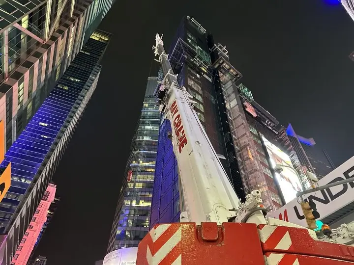 Crane Construction at One Times Square